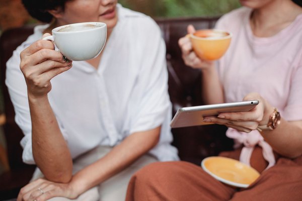Outils d’électricien sur un plan de travail